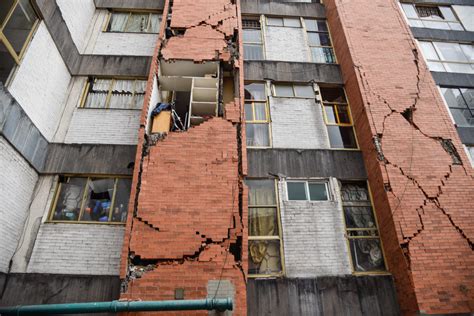 Fotografía de un edificio con daños estructurales severos en columnas o vigas tras un sismo