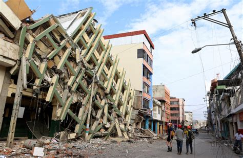 Imagen de daños en el interior de un edificio tras un sismo, mostrando tabiques caídos o vidrios rotos
