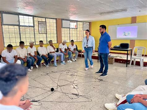Jóvenes participando en talleres de formación y reinserción social en un centro de internación