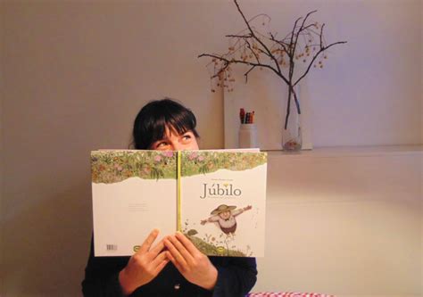 Interior del libro Júbilo, mostrando ilustraciones y texto