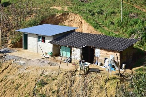 Fotografía de una familia en un entorno urbano de bajos recursos