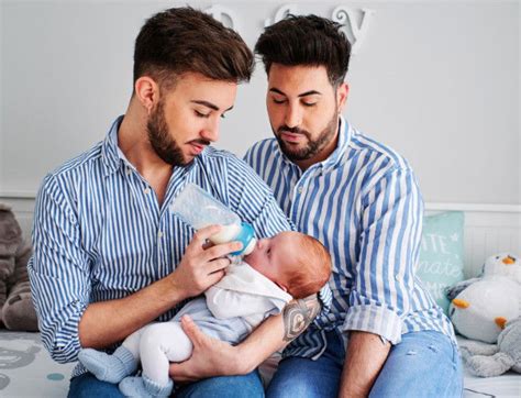 Ilustración de una pareja homoparental con hijos