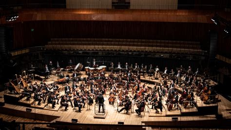 Orquesta Sinfónica en el Teatro de la Universidad de Chile durante una ceremonia de homenaje