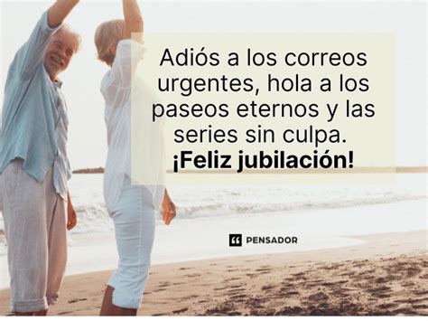 Profesores y funcionarios jubilados compartiendo anécdotas en un evento de despedida