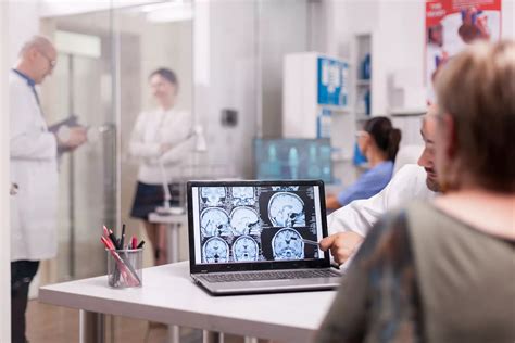 Equipo médico realizando pruebas diagnósticas de demencia