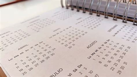 Calendario resaltando días hábiles, fines de semana y feriados, con un ícono de visita domiciliaria