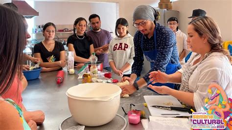 Foto: Grupo de jóvenes de Sename participando en taller de cocina