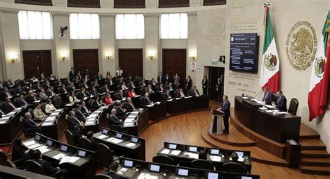 Senadora Claudia Pascual durante una sesión legislativa sobre la reforma de pensiones
