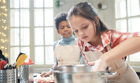 Niños y niñera preparando un postre en un taller de cocina bilingüe