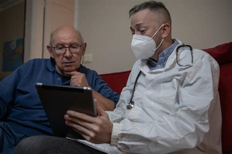 Equipo médico realizando una visita domiciliaria a un paciente anciano