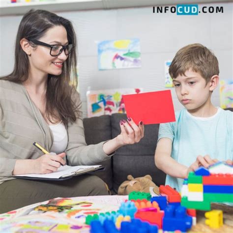 Fotografía de un psicopedagogo interactuando con un niño en un entorno de aprendizaje
