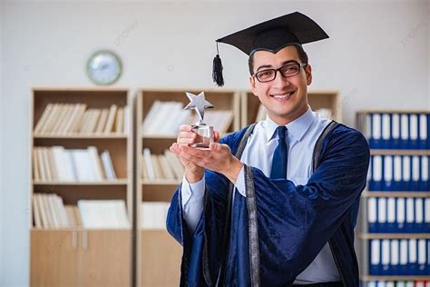 joven graduándose con honores