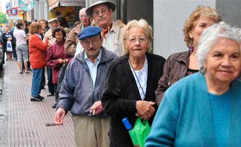 infografía sobre el aumento de la población anciana y el consumo de medicamentos