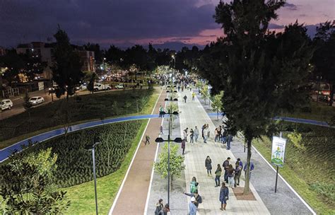 Foto de un espacio público mejorado en La Pintana, como una plaza o cancha deportiva bien iluminada