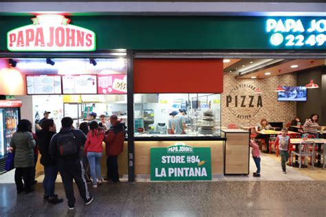 Foto de la inauguración del local Papa John's en La Pintana con la alcaldesa Claudia Pizarro y representantes de la empresa