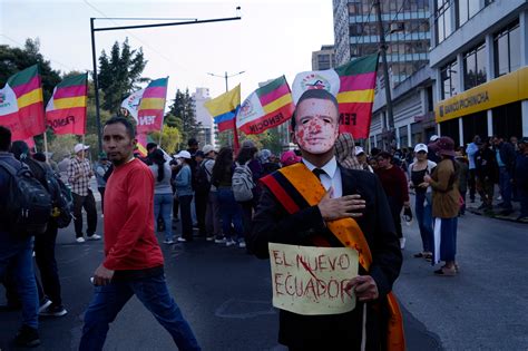 Foto de manifestantes con pancartas en la Plaza de la Dignidad, Santiago, Chile, conmemorando a los niños y niñas víctimas del Sename.