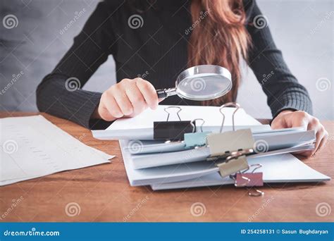 Mujer ama de casa revisando documentos de jubilación