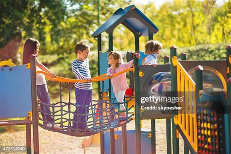 Niñera jugando con niños en un parque