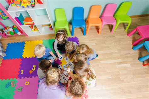 Fotografía temática de niños interactuando en un ambiente seguro y familiar