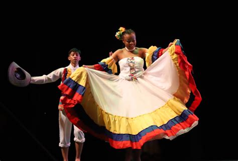 Persona danzando con júbilo en un acto de adoración. Silueta, movimiento, libertad espiritual.