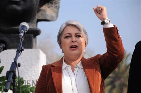Foto de la Ministra Jeannette Jara en conferencia de prensa
