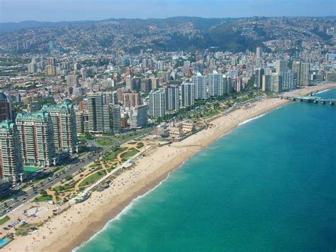 Vista panorámica de Viña del Mar con la costa y edificios