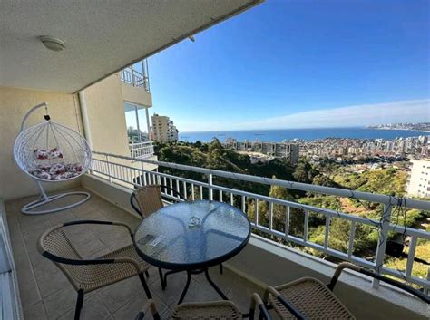 Interior moderno de un departamento en Viña del Mar con cocina equipada