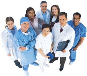 Foto de un equipo de salud interdisciplinario realizando una visita domiciliaria