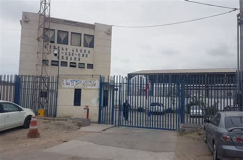 Foto de fachada de un centro de Sename o de una reunión de autoridades discutiendo el tema