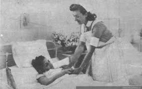 Foto histórica en blanco y negro de enfermeras o visitadoras sociales realizando visitas domiciliarias en Chile en la década de 1930