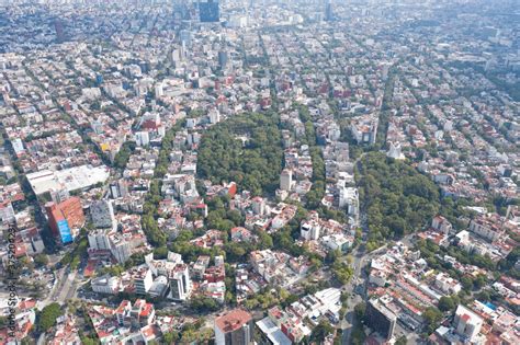Fotografía aérea o panorámica de un barrio o comunidad, destacando viviendas y espacios públicos