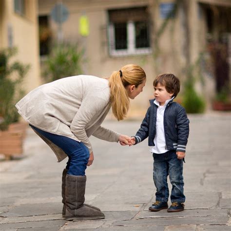Foto de un adulto interactuando con niños de forma afectuosa en un ambiente navideño