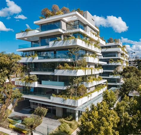 Foto de condominio moderno con áreas verdes y personas mayores interactuando