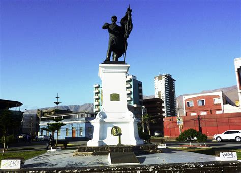 Monumento a Arturo Prat y desfile naval en Arica
