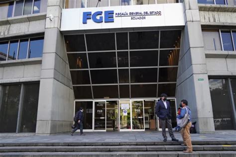 Fotografía temática de un fiscal o un edificio de la Fiscalía, con un tono serio y profesional