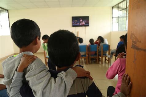 Foto temática de niños y adolescentes en situación de vulnerabilidad o siluetas de niños.