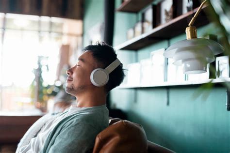 Persona escuchando música cristiana con expresión de paz