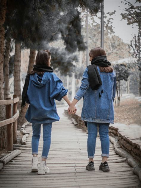 Fotografía de dos mujeres caminando por una calle de Mumbai