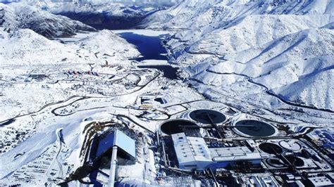 Foto aérea de la mina Minera Los Pelambres mostrando sus instalaciones