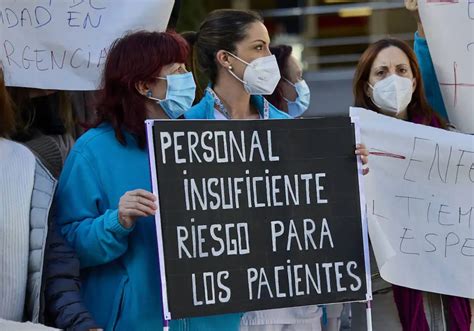 Infografía sobre las carencias en los centros de protección: falta de personal médico, hacinamiento y ausencia de programas de salud mental adecuados.