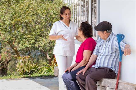 Equipo de salud realizando una visita domiciliaria a un adulto mayor en su hogar