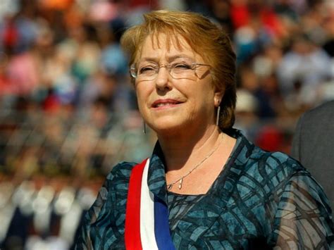 Foto de Michelle Bachelet firmando el proyecto de ley