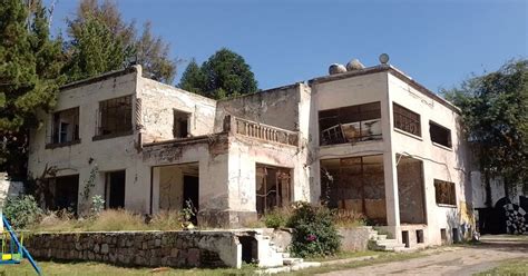 Fotografía de una casona abandonada en un contexto urbano, posiblemente con indicios de deterioro o incendio