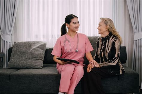 Médico visitando a un paciente en su hogar, mostrando un ambiente de cuidado y confort