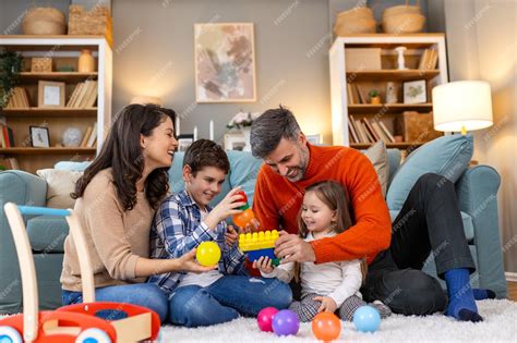 Imagen de padres interactuando de forma cariñosa con sus hijos pequeños