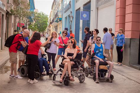 Personas con discapacidad disfrutando de un destino turístico accesible