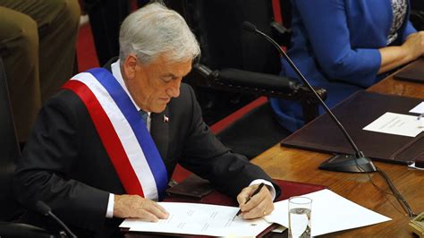Fotografía del Presidente Sebastián Piñera firmando el proyecto de ley para la protección de la niñez