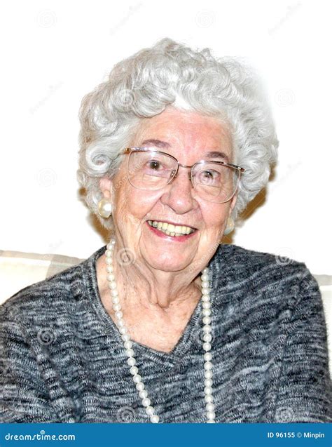 Foto de una abuela sonriente recibiendo un regalo
