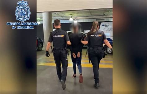 Foto de la policía realizando una detención en un contexto urbano