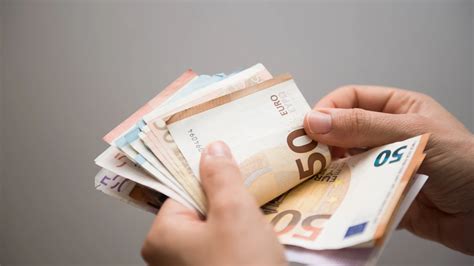 Un trabajador contando euros